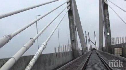 шофьор оцеля чудо мост вдигна докато минаваше