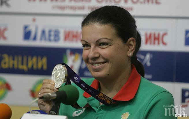 Министър Кралев награди сребърната медалистка в стрелбата от Баку Антоанета Бонева
