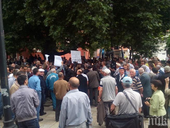 Главният мюфтия пристигна на протеста в Карлово за Куршум джамия