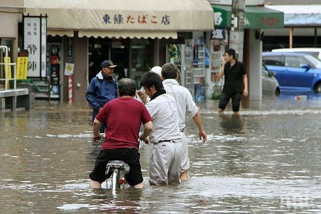 Рекордни по сила за последните 50 години проливни дъждове са паднали в Япония