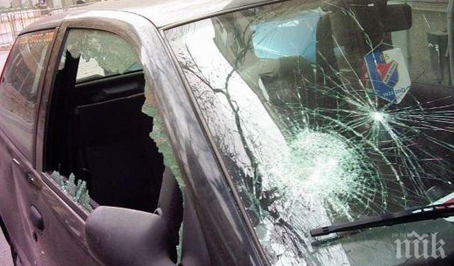 Ужас! Потрошиха колата на жена, попаднала в задръстване в центъра на София! Ограбиха я