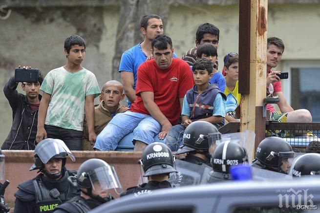 Сълзотворен газ за потушаване на размирици в унгарски бежански лагер