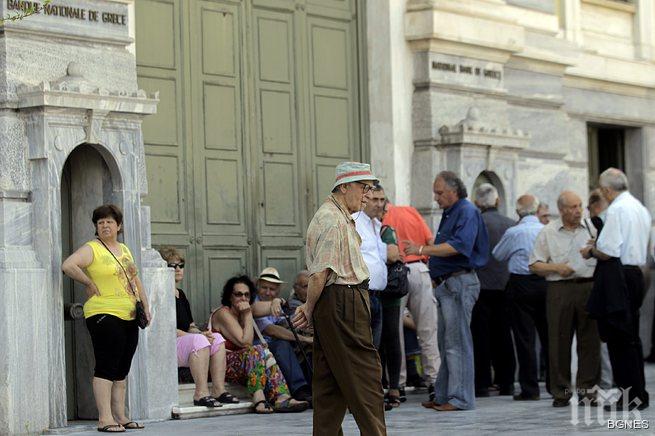 Празни банкомати и затворени бензиностанции в гръцки курорти