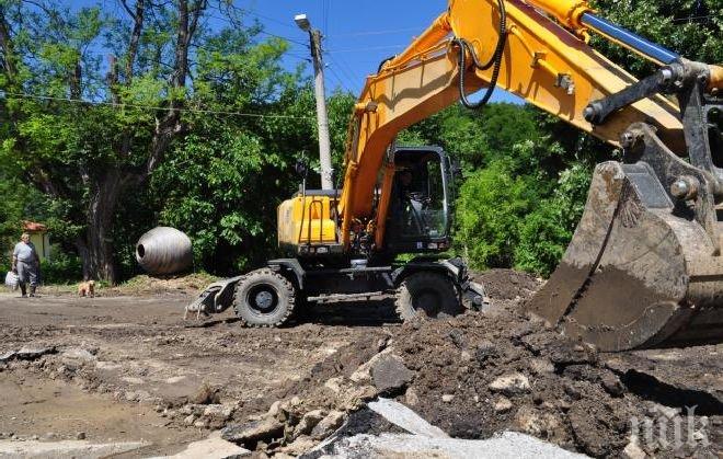 Багер руши незаконните постройки в Гърмен
