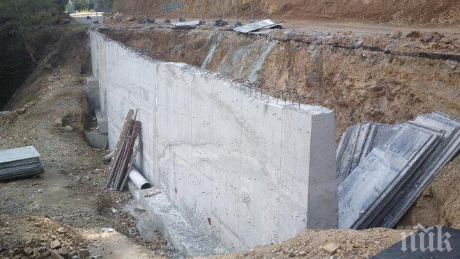 Укрепват улици с подпорни стени в Пернишко