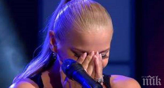 Деси Слава аха да спраска роклята си при Слави! Вижте колко е напълняла (снимка)