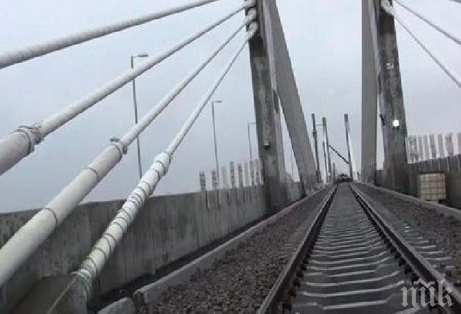 Шофьор оцеля като по чудо! Мост се вдигна, докато той минаваше по него