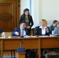 Лудница в парламента! Манолова към чиновничка: Донеси ми закона! Данаил Кирилов: Нищо няма да носиш! (снимки)