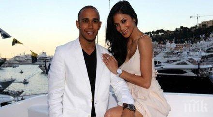 резил никол шерцингер пияна козирката миконос разкрачи вдигната пола ресторантска маса снимка