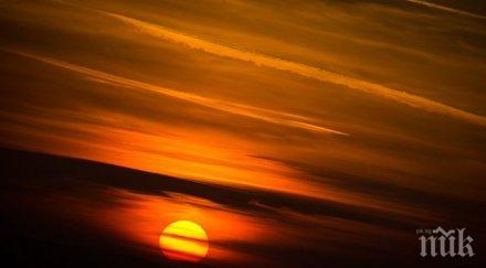 джулая събра стотици изгрева морето