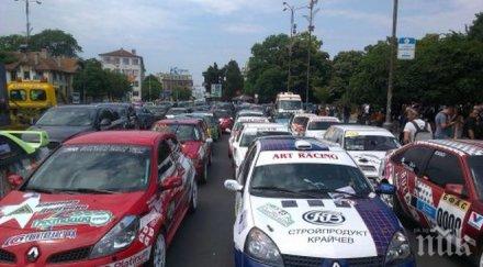 стотици прощават тодор славов автомобилни пилоти паркирали колите катедралата снимки