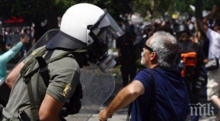 ексклузивно напрежението гърция ескалира пенсионери бият кръв банка видео