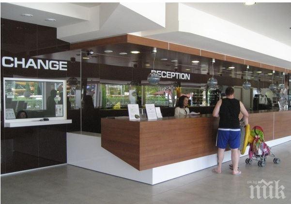 Камериери тарашат гости на хотела си в Слънчев бряг, не пожалиха дори детска количка