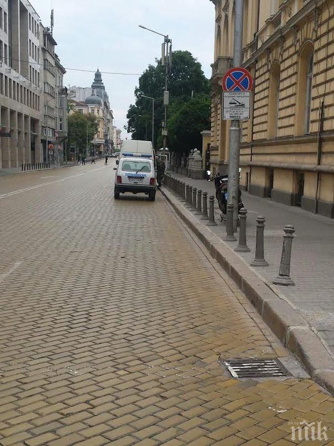 Въвежда се временна организация на движението за заснемане на филма Баща ми, майка ми, сестра ми