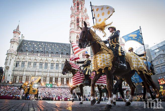 Рицари шашкат туристи из брюкселски площад
