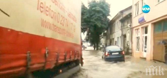 Поройно бедствие в Троян и Ловеч: Къща се срути от приливна вълна, докато 6-членно семейство вечеряше в нея! Музей остана без покрив (снимки)