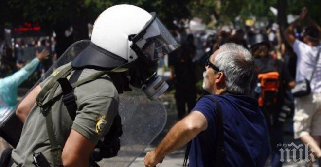 ЕКСКЛУЗИВНО! Напрежението в Гърция ескалира! Пенсионери се бият до кръв пред банка (видео)
