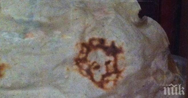 Ликът на Христос се появи върху тортия (видео)