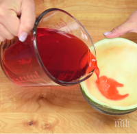 Тя изсипва смес в кора от диня... Причината? Нещо много вкусно и свежо за лятото!