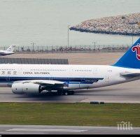 Самолет кацна аварийно, след като двигателят му се запали - 10 души са ранени