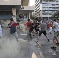 Бой в Атина! 50 хиляди излязоха по улиците преди референдума: Полицията удря с шокови гранати (снимки и видео)