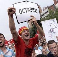 Граждани скандират за оставка пред дома на Груевски 