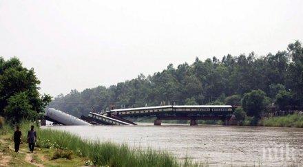 поне загинали падането влак река пакистан