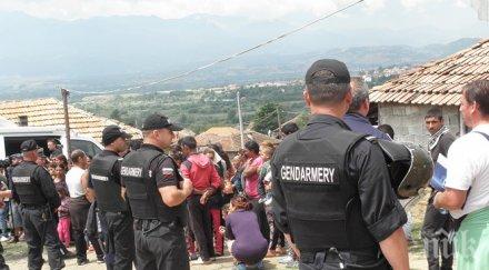 общината гърмен обградена полиция протестиращи