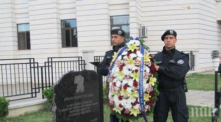 полицаите русе поднесоха цветя паметника признателността