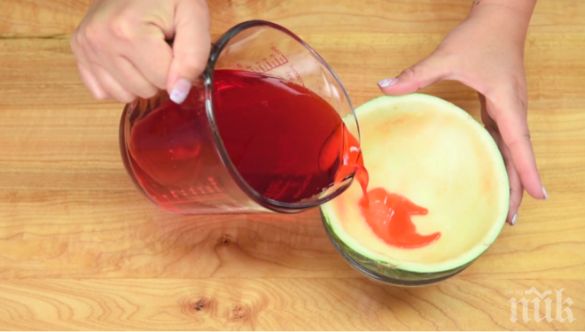 Тя изсипва смес в кора от диня... Причината? Нещо много вкусно и свежо за лятото!