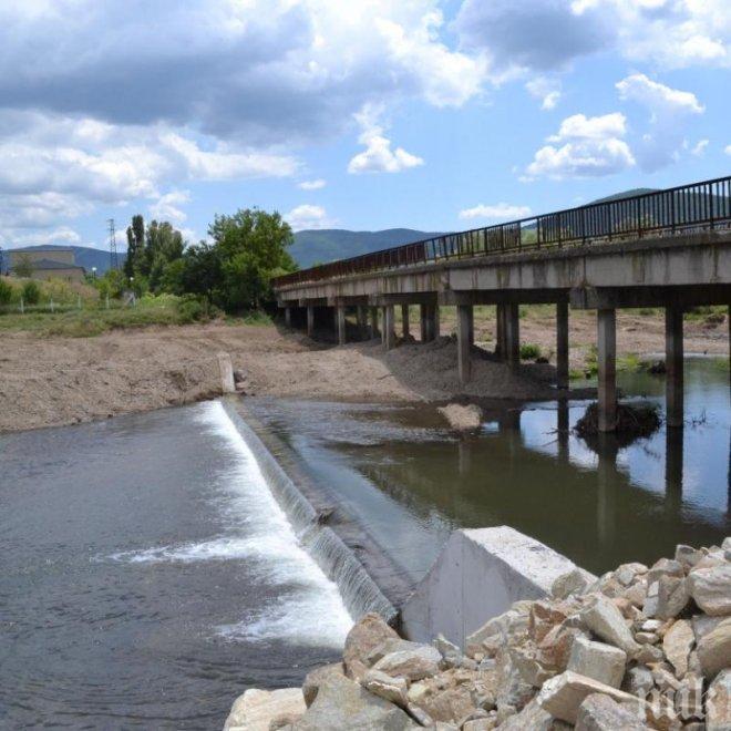 Укрепен е мостът на р. Тунджа при село Розово