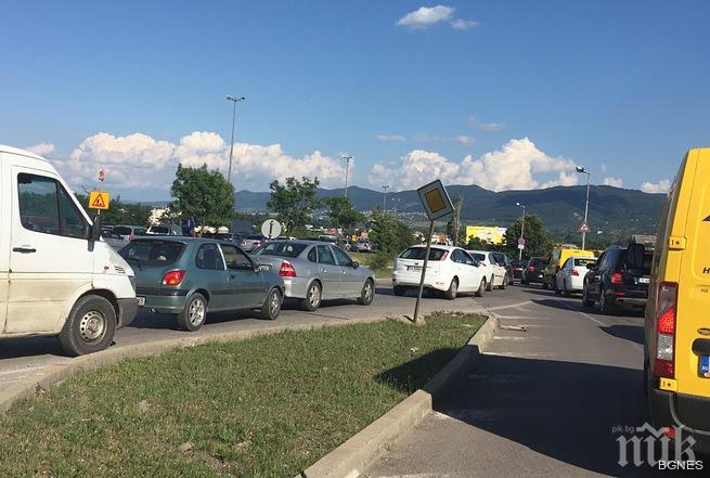 Пълна лудница от коли на изхода  на София към Тракия 