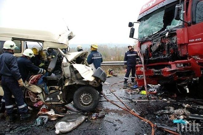 ИЗВЪНРЕДНО В ПИК! Двама загинаха при зверска катастрофа между кола и камион край Търговище!