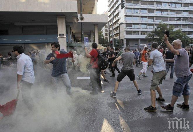 Бой в Атина! 50 хиляди излязоха по улиците преди референдума: Полицията удря с шокови гранати (снимки и видео)