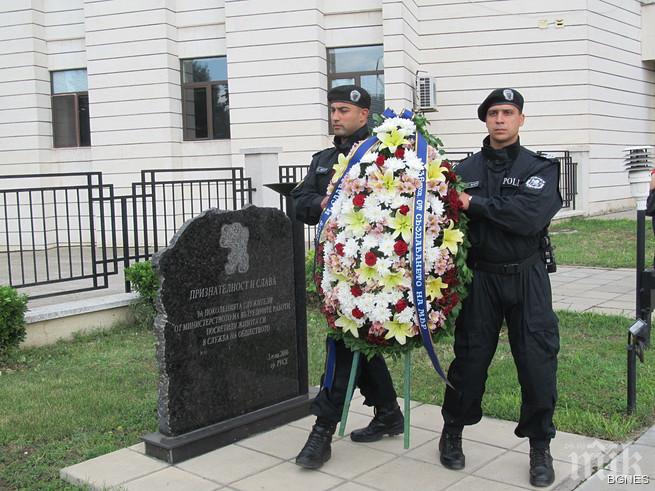 Полицаите в Русе поднесоха цветя пред Паметника на признателността
