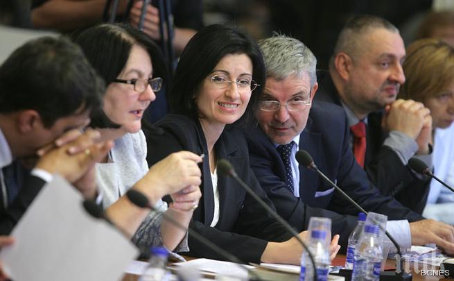 Управляващите бързат с промените в Конституцията, опитват се да смекчат тона на ЕК