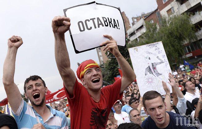 Граждани скандират за оставка пред дома на Груевски 