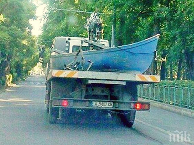 „Паякът“ в Бургас отнесе и лодка към наказателния паркинг