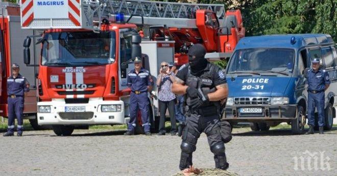 Спецчасти задържаха въоръжени похитители в центъра на Сливен (снимки)