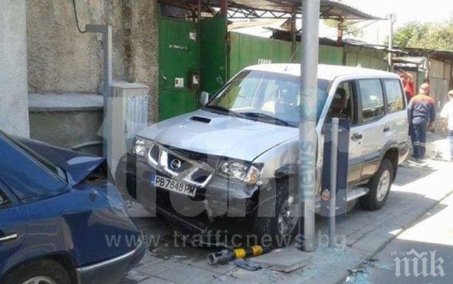 Зрелищна катастрофа в Пловдив! Жена с джип помля паркиран „Мерцедес” в центъра на града (снимка и видео)