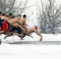 Във Варна хвърлят кръста при -5 градуса