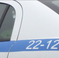 Роми се гаврят с македонец, карат го да лае гол