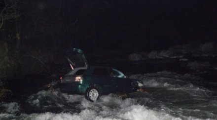 спасиха жена паднала колата река