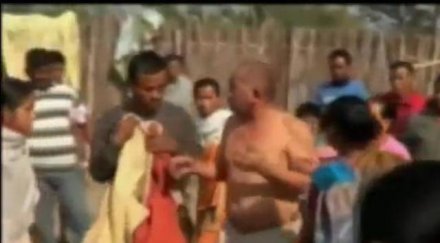 индийки съблякоха биха политик изнасилвач видео