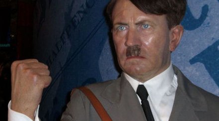 статуя хитлер бивше варшавско гето ядоса полша