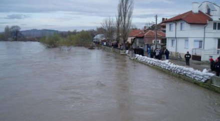 нервак разби главата съсед хвърли реката