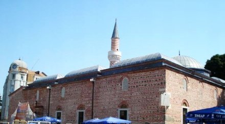 младежи потрошиха джумая джамия камъни