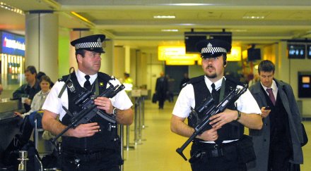 сблъсъци белфаст раниха осем полицаи