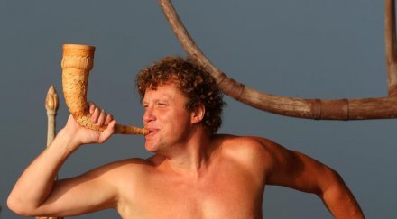 руски олигарх плаши нож моряци камбоджа