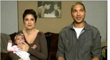 бебе хваща пръста лекаря излизане утробата майка снимка